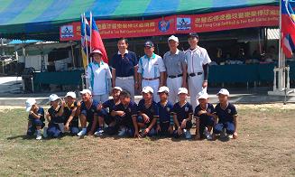 梁公使與Kittiwattna小學球員合影