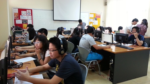 威爾斯國際學校電腦化華語文能力測驗考場學生作答情形