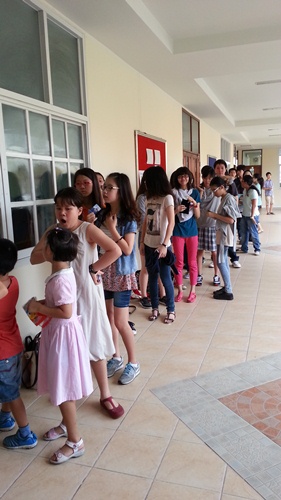 威爾斯國際學校電腦化華語文能力測驗考場學生排隊進考場情形