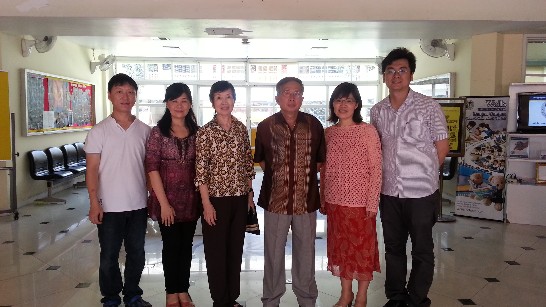 本處教育室人員、華測會工作人員與威爾斯國際學校董事長及監考老師等試後於該校門口合照