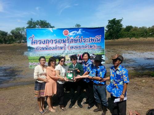 BDI技職學校張董事長致贈Bangsai農業技職學院五桶油漆重漆教室，由該校校長Chantana Potikru代表接受