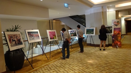 「2014年東南亞利基產業強力拓銷團」於5月26日在泰國曼谷舉辦貿易洽談會，與會人士佇足觀賞台灣照片展