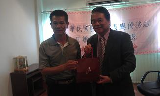  田組長代表陳大使致贈禮品