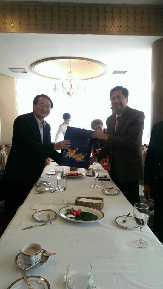 教育部技職司饒副司長與泰國教育部技職署理事會主席Dr. Anusorn互贈禮物
