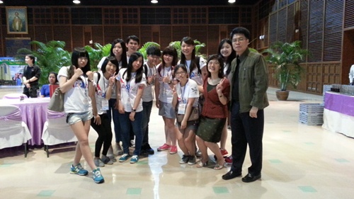 來自臺灣各大學之10名學生來曼谷NIDA(National Institute of Development Administation)參加第一屆ASEAN 夏令營與本處教育室及NIDA教師合影