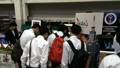 King Mongkut’s University of Technology Thonburi學生參觀我國介紹臺灣教育及文化資訊攤位