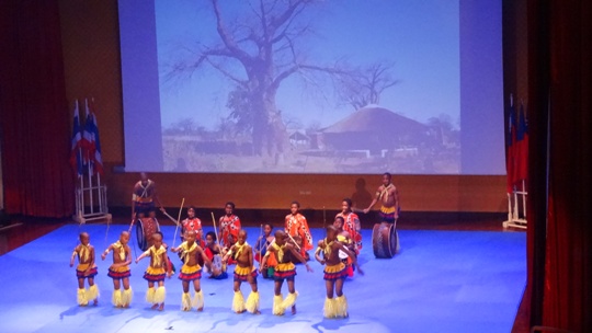 訪演團表演非洲舞