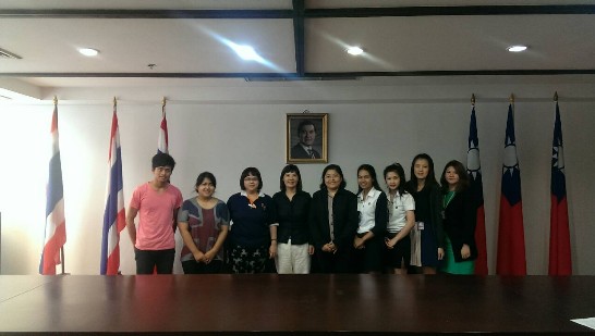 本處教育室與103年泰國地區教育部華語文獎學金受獎人於說明會後合影