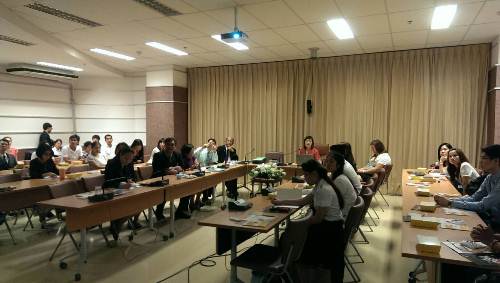 本處教育室做專題演講時農業大學師生專心聽講