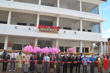 與貴賓們共同為綜合教學大樓落成啟用剪綵。