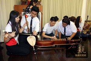 中華民國國際青年大使訪問團15日訪問泰國朱拉隆功大學，16位青年大使不只欣賞朱大學生傳統樂器與泰國舞表演，也努力投入學習，彼此在樂舞中打成一片。