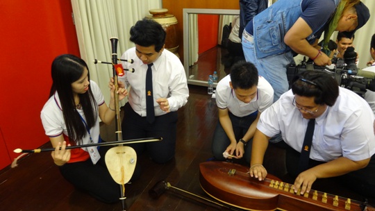 在朱拉隆功大學學習泰國傳統樂器
