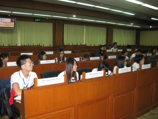 訪團參訪市議會，聽取市政發展簡報