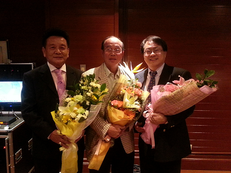 泰國是隆華商會聯誼會會長封家正(中)、副會長符國發(左)、簡世瑜就任。