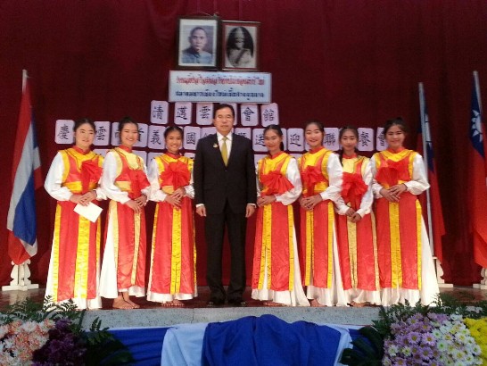 陳大使銘政與表演同學合影