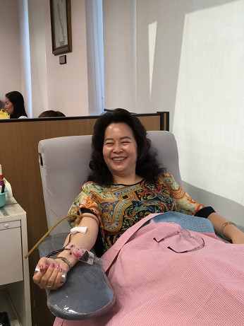 泰國大玲昌獅子會為慶祝泰皇聖壽，於12月21日上午曼谷捐血中心展開千人捐血活動，駐泰國代表處大使陳銘政夫婦熱烈響應，獅子會獅友及旅泰僑胞亦捲袖捐血，展現臺灣僑胞的愛心。