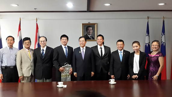 陳銘政大使（中）與「棒球大使」合影，右起許淑珍、王麗雅、張冠昌總會長、棒球大使陳智弘、陳江和、盧景海主任、江克立、周漢水。