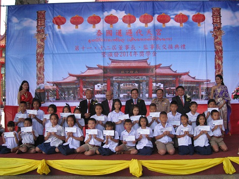 陳大使、新任董事長莊仁桂等貴賓與獲獎學生合影