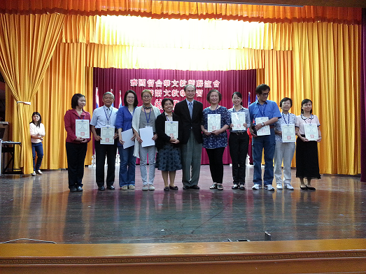 盧主任(中)頒發學員結業證書