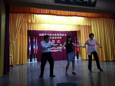 陳樹中(左)會長與學員高歌同歡.