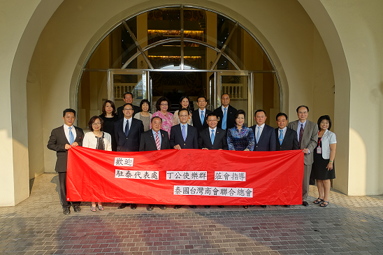 丁副代表(前排左5)訪泰國臺灣商會聯合總會，受到總會長張冠昌(前排左6)等人熱烈歡迎。