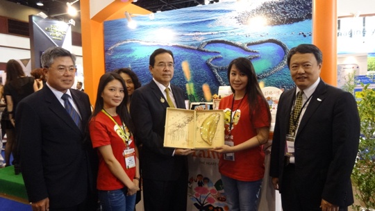 本處陳大使巡視我團參展攤位，慰問參展人員辛勞