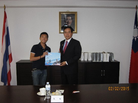 本處陳大使與國際志工團團長賴同學建州合影