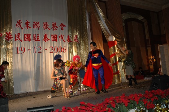 本處自編、自導、自演之默劇「小丑」