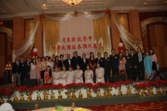 周委員守訓與鄭代表伉儷及本處全體人員合影留念