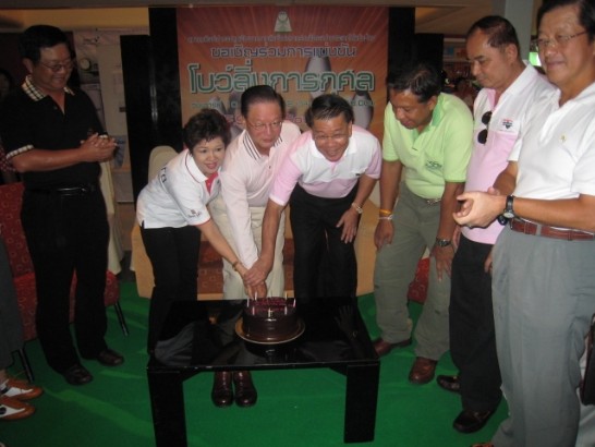 本處烏代表元彥10月10日上午應邀參加泰國「台灣國合之友會」於曼谷BANKAPI THE MALL百貨公司之S.F.Strike Bowl保齡球館舉辦之慶祝中華民國雙十國慶保齡球聯誼賽，並與泰國「台灣國合之友會」會長安南博士(Dr. Anan Dalodom)、The Mall百貨公司執行副總裁Luckana Naviroj女士、泰國台灣商會聯合總會謝副總會長坤龍主持剪綵儀式及為中華民國98年國慶切蛋糕慶生。
