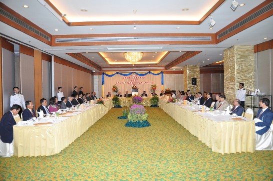 本處烏代表元彥4月11日晚間在泰京波恩酒店設宴歡送將於12日返台參訪的「泰華僑團首長赴台訪問團」成員，駐處各組同仁也都列席歡送，現場氣氛融洽。烏代表首先代表中華民國歡迎「泰華僑團首長赴台訪問團」前往台灣參訪。此次參訪團成員含括泰華九個屬裔、更有遠自泰南、泰北的僑團首長，烏代表稱讚本團相當具有代表性，對於團長余聲清居間協調、多次往返台泰促成本次訪團成行，給予高度的肯定。烏代表也相當貼心地提醒所有團員，最近台灣天氣變化稍大，早晚具涼意，要大家注意保暖。參訪團團長余聲清代表全體團員向烏代表的設宴歡送，表示感謝。他也說明籌組此次參訪團的始末、經過，對於大家熱情的參與、鼓勵，致上由衷的感謝之意。會中，烏代表也指派經濟組組長邱柏青及領務組組長尹新垣分別介紹台灣的經濟狀況以及簽證相關事宜，讓團員對於台灣能有初步的認識。
