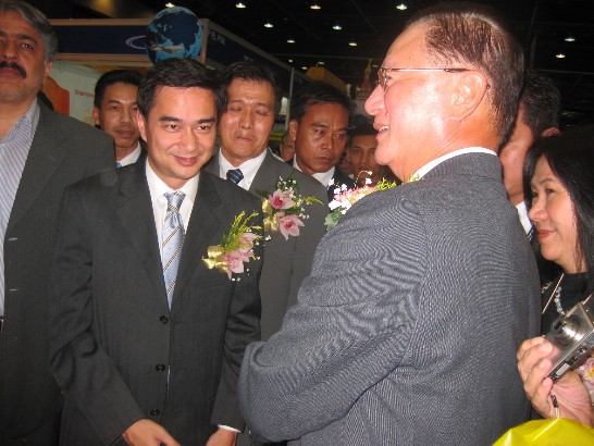 本處烏代表於2月26日陪同泰國總理阿披實參觀泰國國際旅遊展台灣館