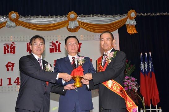 本處烏代表元彥參加3月14日於台灣會館舉行之泰國北欖台商聯誼會交接典禮，在本處烏代表監交下，第18屆會長盧正泰（左一）將該會印信交給第19屆會長胡浩川（右一）。