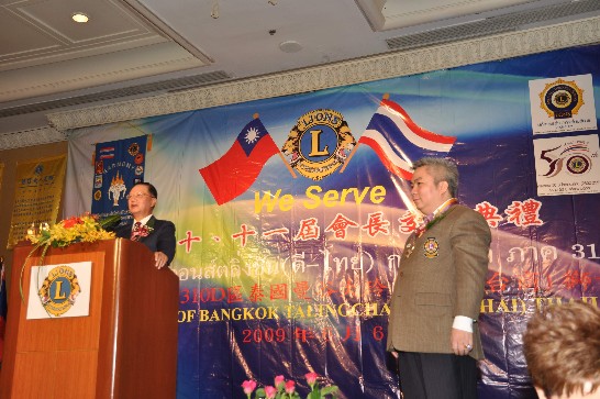 本處烏代表元彥應邀參加國際獅子會泰國曼谷大玲昌（泰國台商）分會第10、11屆會長交接典禮致詞，介紹新任會長呂坤霖先生（圖右）