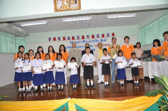 本處僑務組蔡組長亢生（後排左六）參加泰國大玲昌國際獅子會與台灣友聲國際獅子會愛心活動，致贈泰國小學獎學金及文具用品。