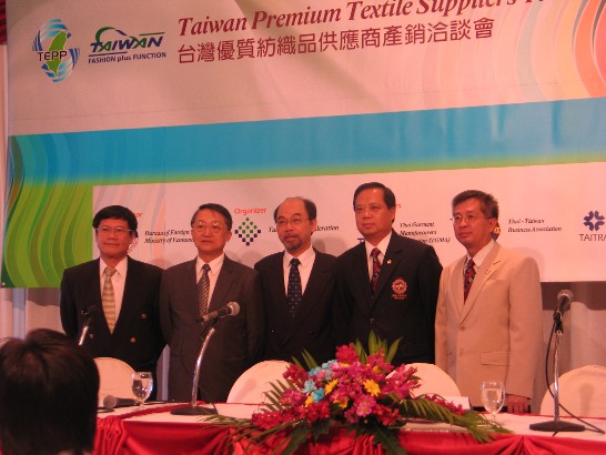 本處經濟組邱組長柏青出席紡拓會與泰國台灣商會在曼谷Four Wings大飯店舉辦之「台灣優質紡織品供應產銷洽談會」合影。20090521