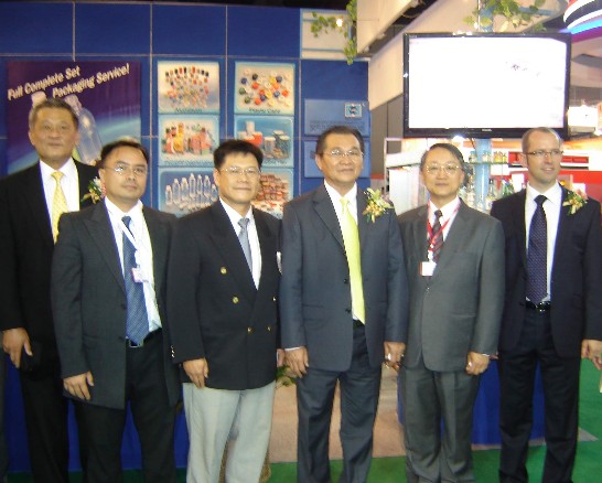 泰國工業部長H.E. Mr.Charnchai Chairungruang（右三）等人，於出席「第17屆泰國國際包裝科技暨食品處理展(PROPAK ASIA 2009)」時參觀台商攤位並與台商及本處經濟組邱組長柏青於台灣主題區前合影。20090617