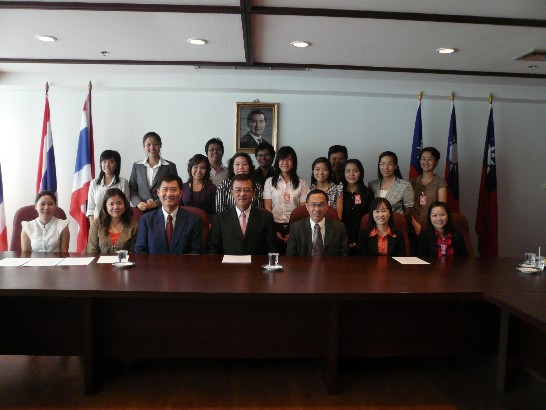 2009年台灣獎學金獲獎同學至本處聽取行前簡報後與曾副代表永光及簽證組尹新垣組長及張專員俊均合影