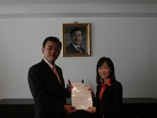 本處曾副代表永光頒發台灣獎學金證書