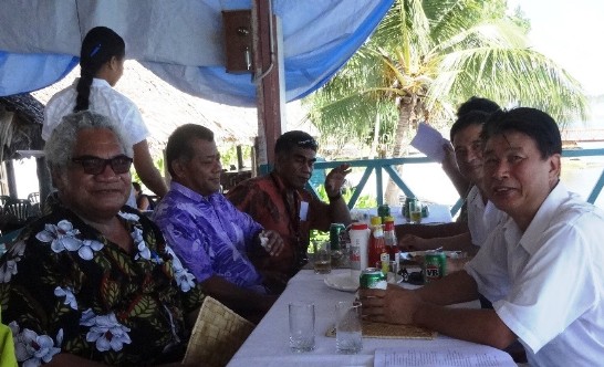 萬家興大使(右一)午宴吐瓦魯國內政部長Namoliki Sualiki Neemia(左一)及政府秘書長Panapasi Nelesone(左二)等人