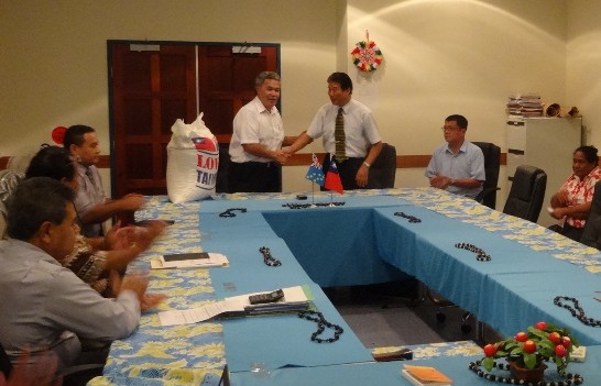 我國援贈吐瓦魯Pam風災人道救濟物資食米50公噸，由萬家興大使(立者右一)與索本嘉總理(立者左一)共同在吐國政府大樓內閣會議室舉行公開捐贈儀式。