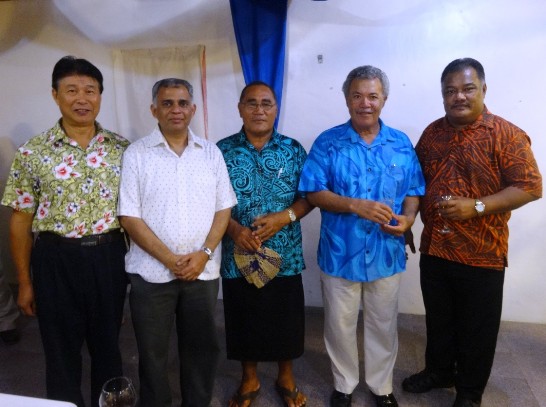 萬大使(左一)與古巴大使(左二)及吐瓦魯索本嘉總理(右二)、外交部長費尼卡索(右一)等合照