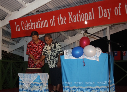 萬家興大使與吐國總督依塔雷理合切雙十國慶蛋糕