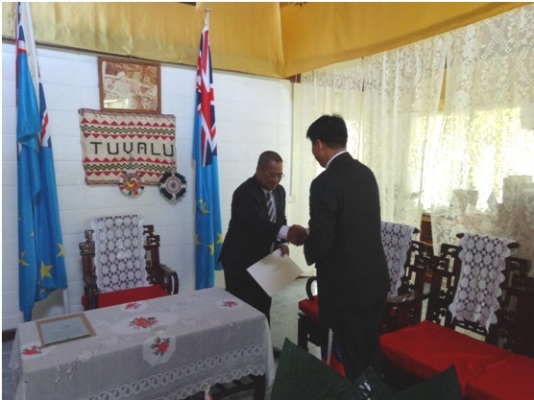萬家興大使呈遞國書予吐瓦魯國總督依塔雷理