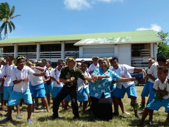 本館曾大使與Nauti Primary School師生跳舞同歡