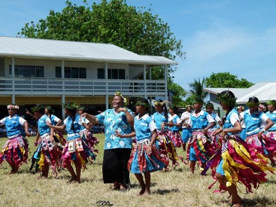 吐國Nauti小學生予捐贈儀式後以傳統舞蹈表演歡迎曾大使到訪