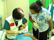 牙科黃醫師翠賢指導當地醫師進行根管治療