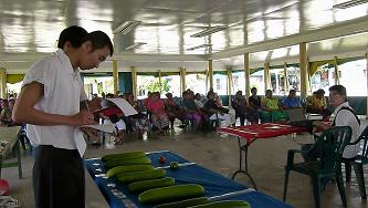 評審群認真端視陳列桌上的胡瓜與番茄