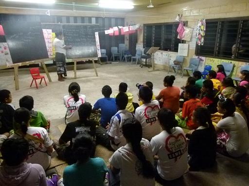 國青團進行夜間課程: 吐國歌曲舞蹈教學。