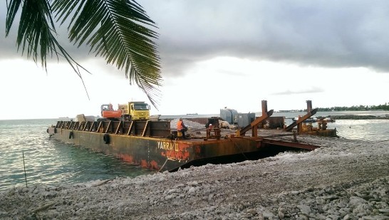 礁石海岸養護計畫選定以Funafuti傳統集會所後方潟湖側海岸為示範區，長度約200公尺，寬度約6公尺，自斐濟運來礫石，以堆疊礫石自然工法保護海岸減少侵蝕。